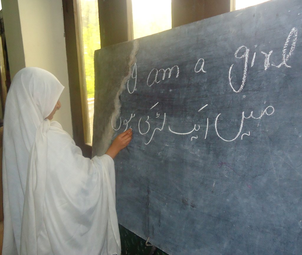 Whiteboards for 4800 poor students in Pakistan