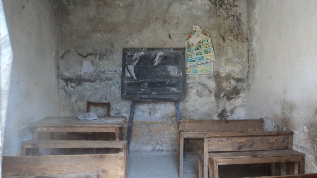 Whiteboards for 4800 poor students in Pakistan