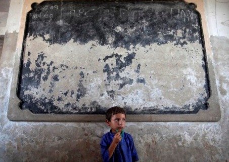 Whiteboards for 4800 poor students in Pakistan