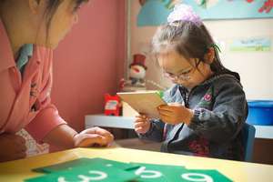 Yue Wei learns how to count by seeing and feeling