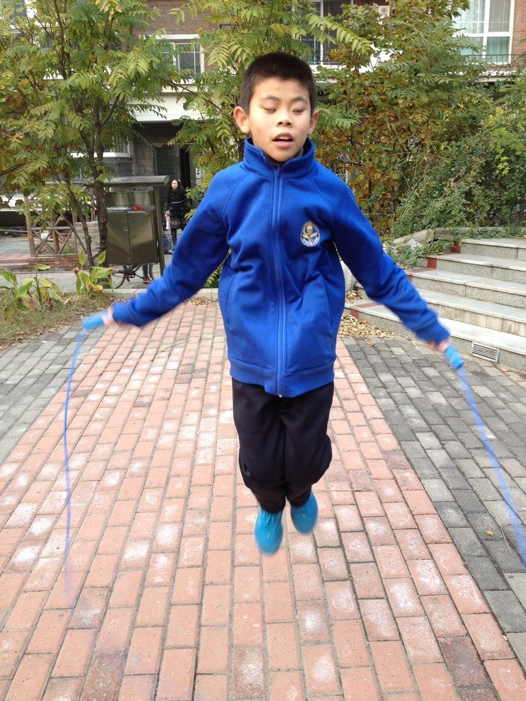 Hong Fa practices to join the school skipping club