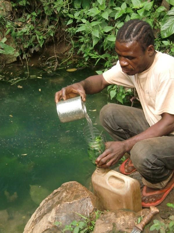Manjanda using a plastic bottle as filter