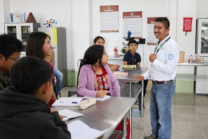 Colegio Horizontes club mentor in the school lab
