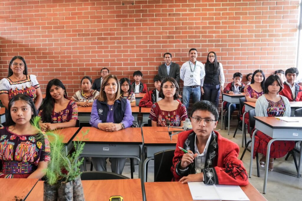 Colegio Horizontes students and the vice president