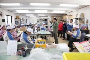 Katsuhiko Kyono giving a strategy lesson