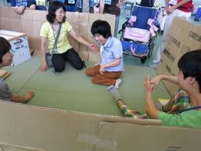 Sae (center) relaxing in her space with friends