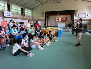 Yoshiyuki Komatsu explaining the day's schedule
