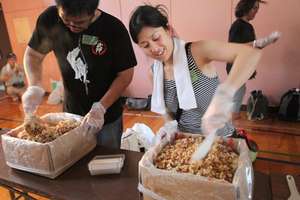 Yumi Terahata mixing instant rice