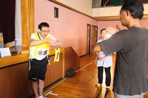 Mr. Miyashita teaching useful sign language