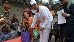 SESF committee member  distributing food