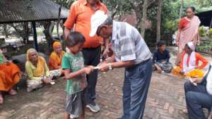 SESF Chairman distributing money to the elderly