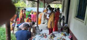 SESF Chairperson distributing food materials