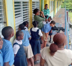 Students learn to use binoculars. Photo: Culzac.