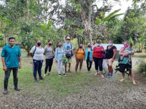 Grupo aprendiendo sobre Agriculture regenerativa