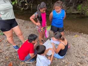 Children monitoring the health of the river