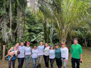 Equipo sembrando arbolitos