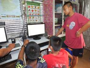 Computer class at Koung Jor Shan refugee camp
