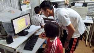A computer lesson at Koung Jor Shan refugee camp