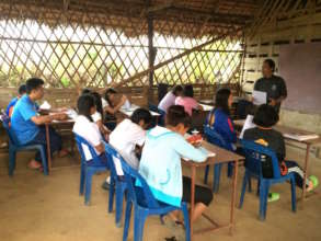 An English lesson at Koung Jor Shan refugee camp