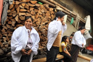 The new Santiago Atitlan beekeepers try their gear