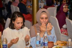 Valuable Girl sisters say grace before Iftar
