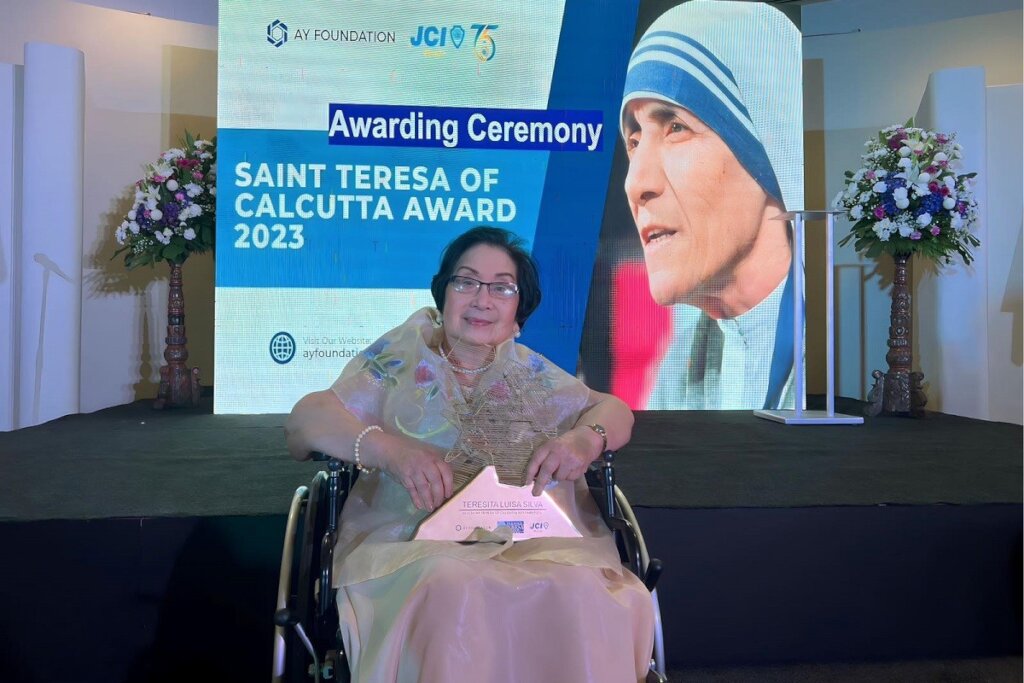 Teresita Silva at St. Teresa of Calcutta awarding