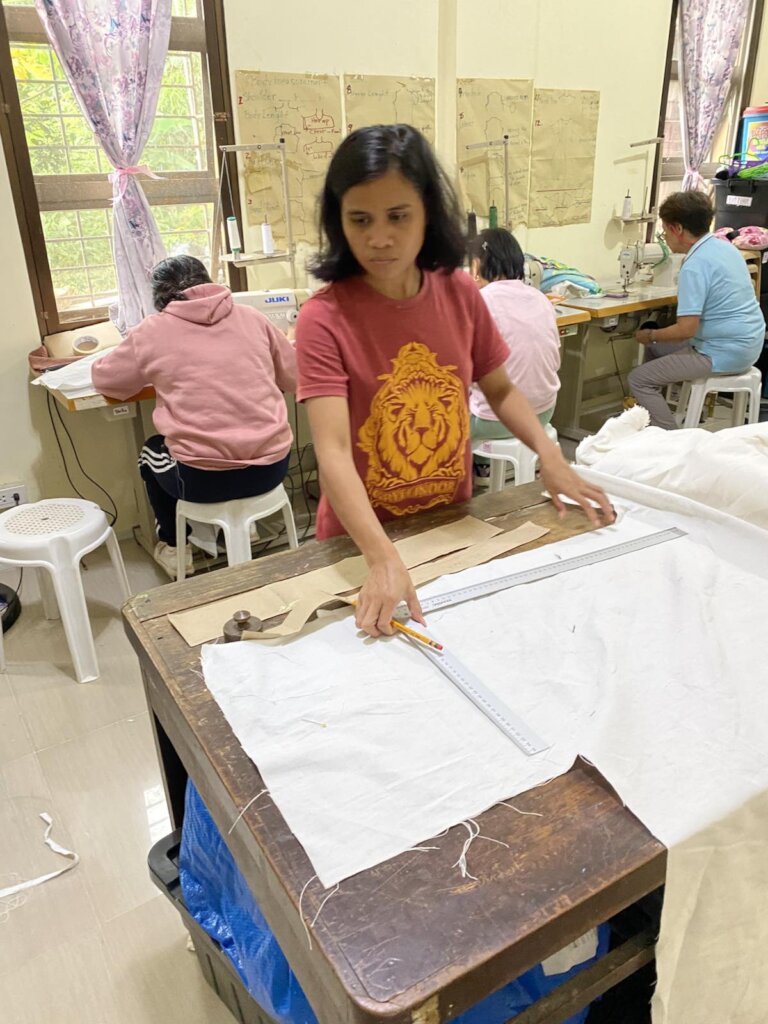 Learning to cut patterns for sewing