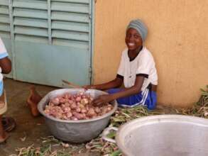 Student cleaning onions