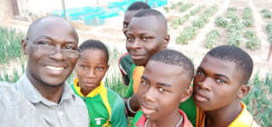 Directeur with students