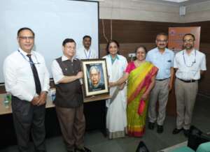 Unveiling the photograph of Dr SR Ranganathan