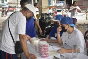 Mauro and Warren are selling rice cakes.