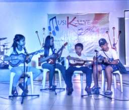 Street children play the "ukelele