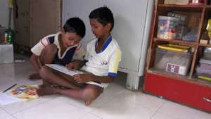 Learning to read with peers.