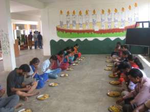 Visitors eat lunch