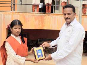 Student receives the prize - 1