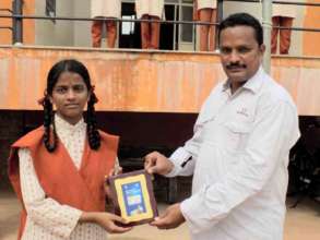Student receives the prize - 2
