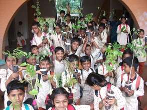 Isha Vidhya students with tree saplings