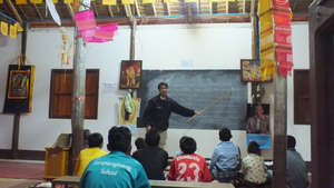 Sai Oo teaching small children English.