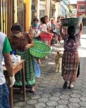 line-up for food in Pasajquim