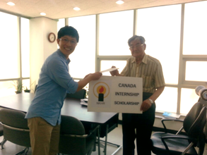NKHR's Chairman presents Sungju with a scholarship