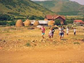 Children arrive at the Mobile Library