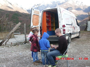 Ian reads to the children