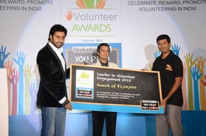 Dr. Prahalathan receiving the award