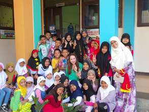 Andi with elementary school students
