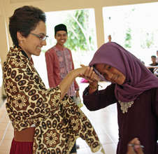 Hannah teaching in Indonesia - S2S