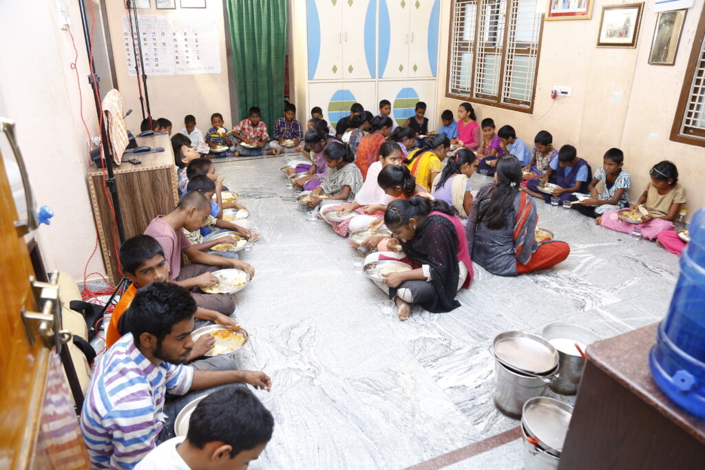 orphanage_in_andhra_pradesh_providing_food