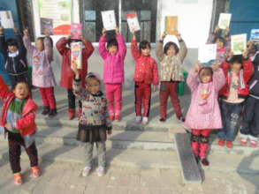 Chengzhuang students with their new books