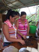 Maria y Isabel cracking the toasted chocolate