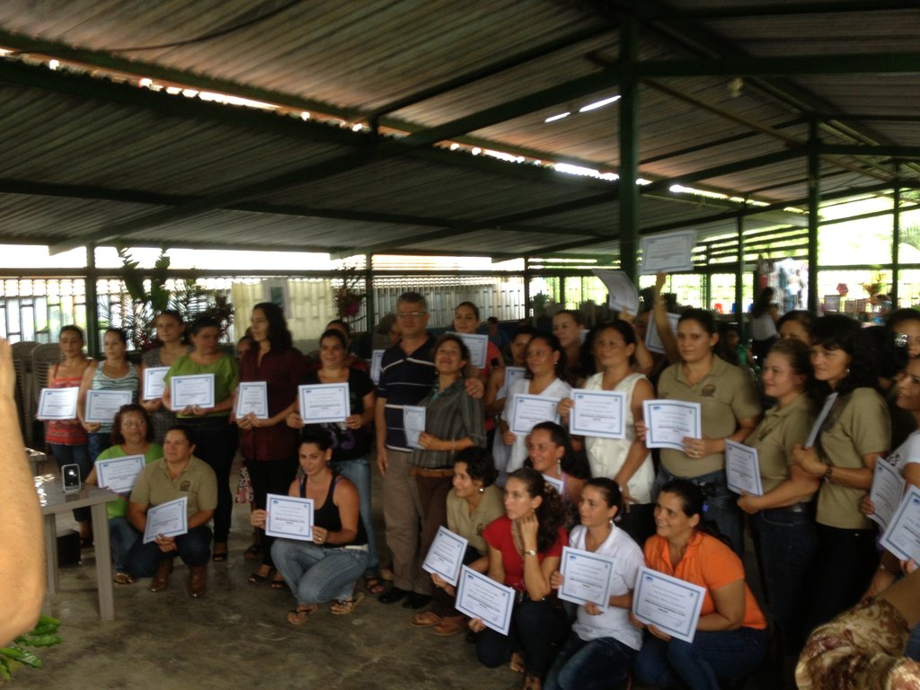 Plant 30,000 native trees Costa Rican owned farms