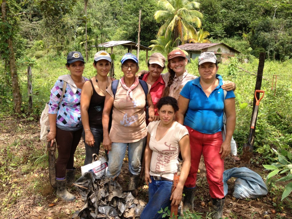 Plant 30,000 native trees Costa Rican owned farms